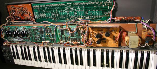 Non, cherchez pas, cette image des entrailles d'un Juno 106 est honteusement piquée sur le net